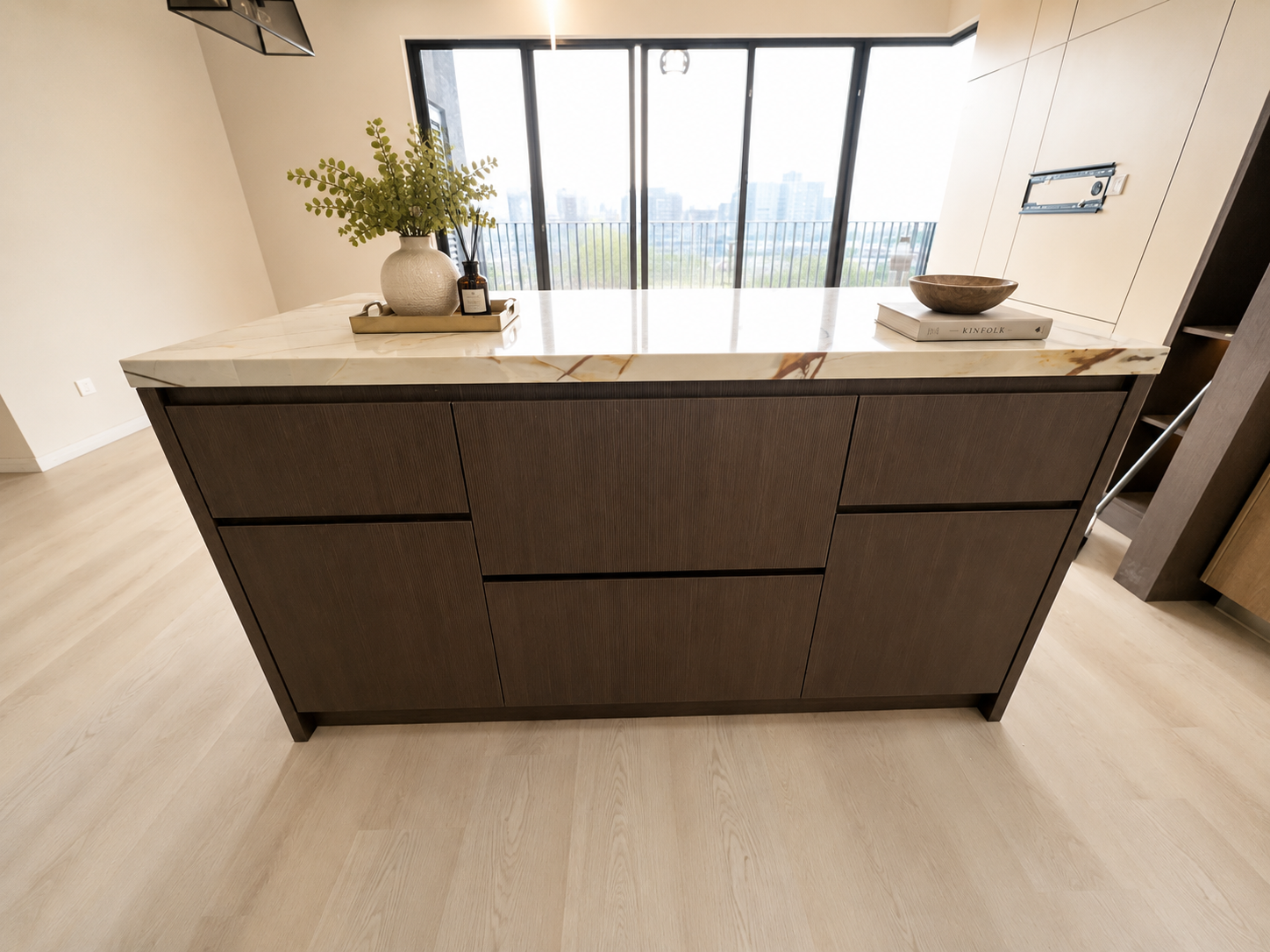 Kitchen cabinet with tall unit